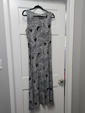 Attitudes by Renee Black and White Leaf-Print Sleeveless Maxi Dress